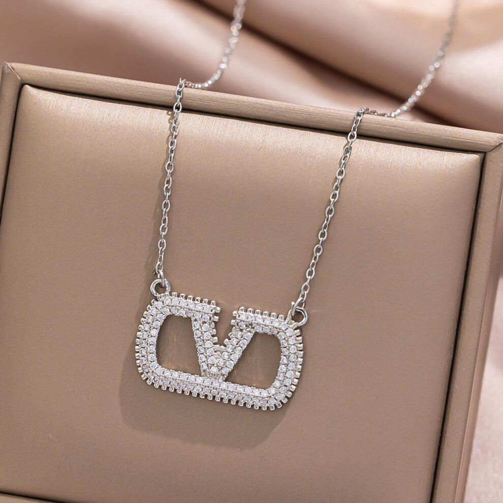 (8867 V necklace in steel color) V letter necklace, versatile for women, high-end, light luxury, niche, full of diamonds, CD, pig nose, collarbone cha