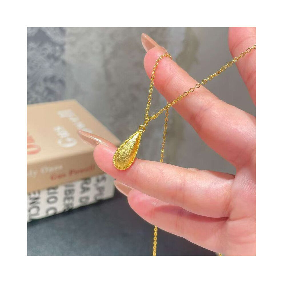 (XL596) The golden brushed and hollowed-out four-leaf clover necklace exudes an exquisite and high-end feel. The titanium steel collarbone chain does