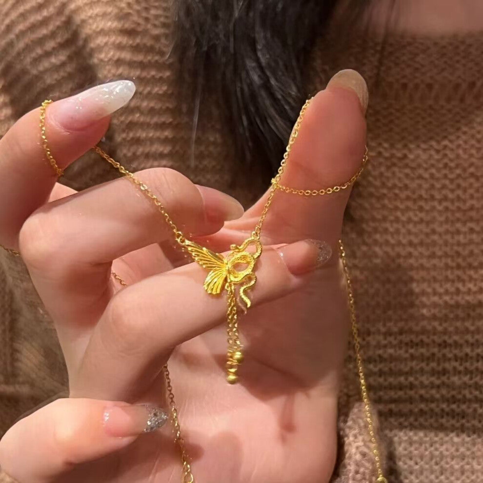 (XL663) The golden brushed and hollowed-out four-leaf clover necklace exudes an exquisite and high-end feel. The titanium steel collarbone chain does