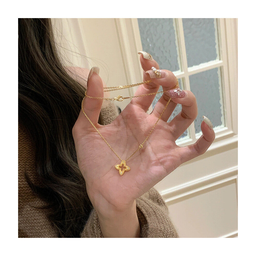 (XL768) The golden brushed and hollowed-out four-leaf clover necklace exudes an exquisite and high-end feel. The titanium steel collarbone chain does