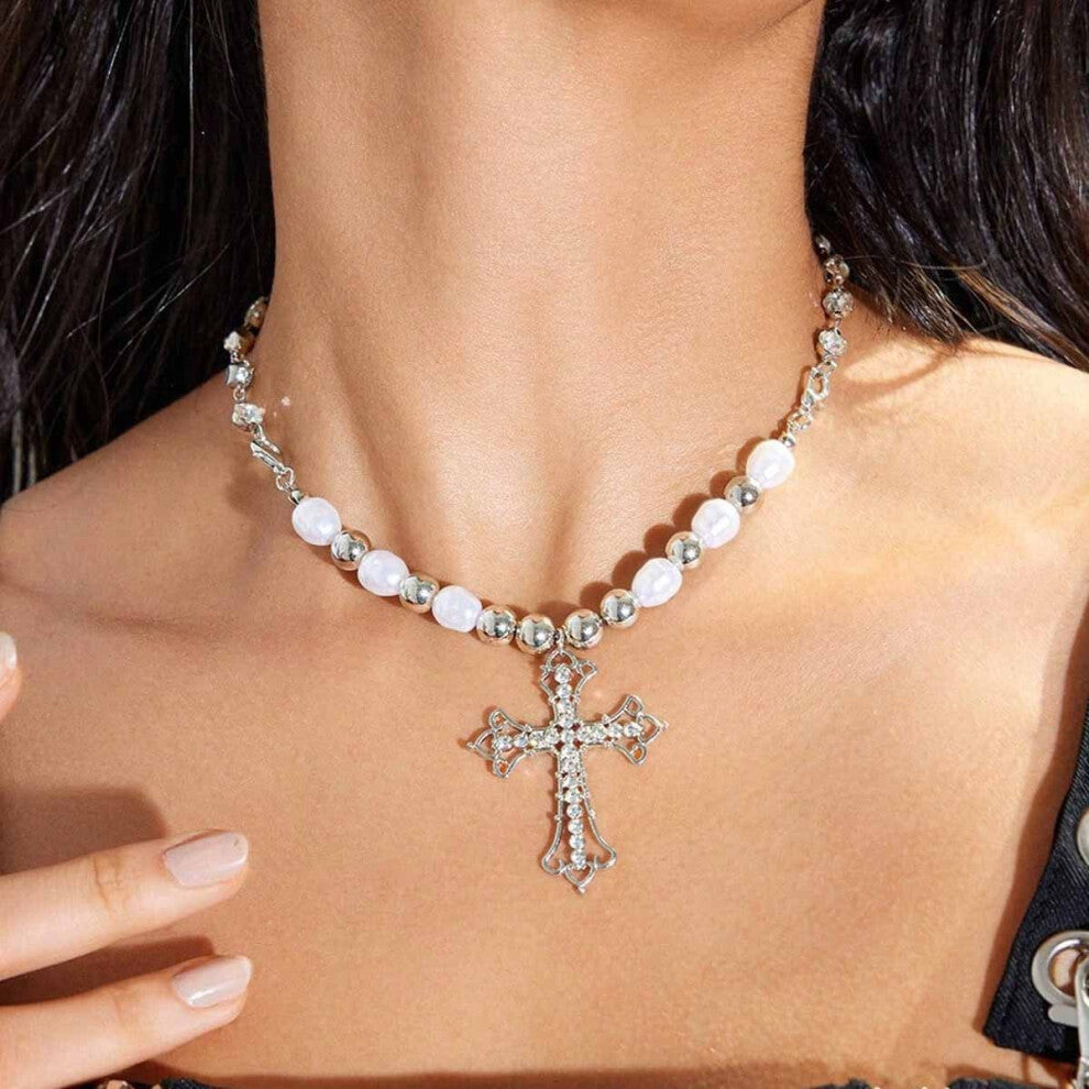 (Short cross pearl necklace X1248A) The extended version of the multi-layered cross pearl necklace exudes a niche, light luxury and high-end collarbon