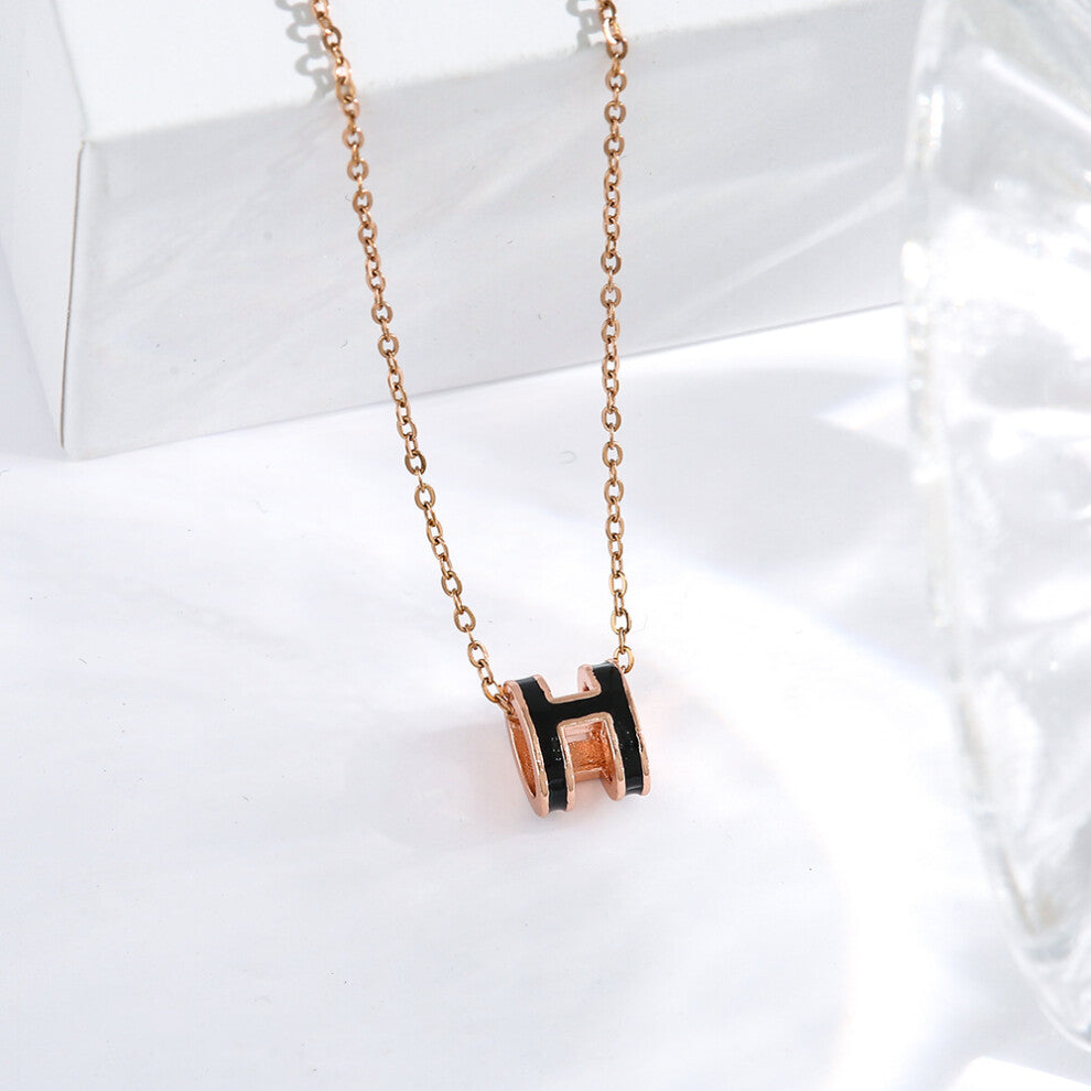 (A0046 Rose gold oil black letter H) Simple and elegant H letter titanium steel necklace for women, 18k gold collarbone chain
