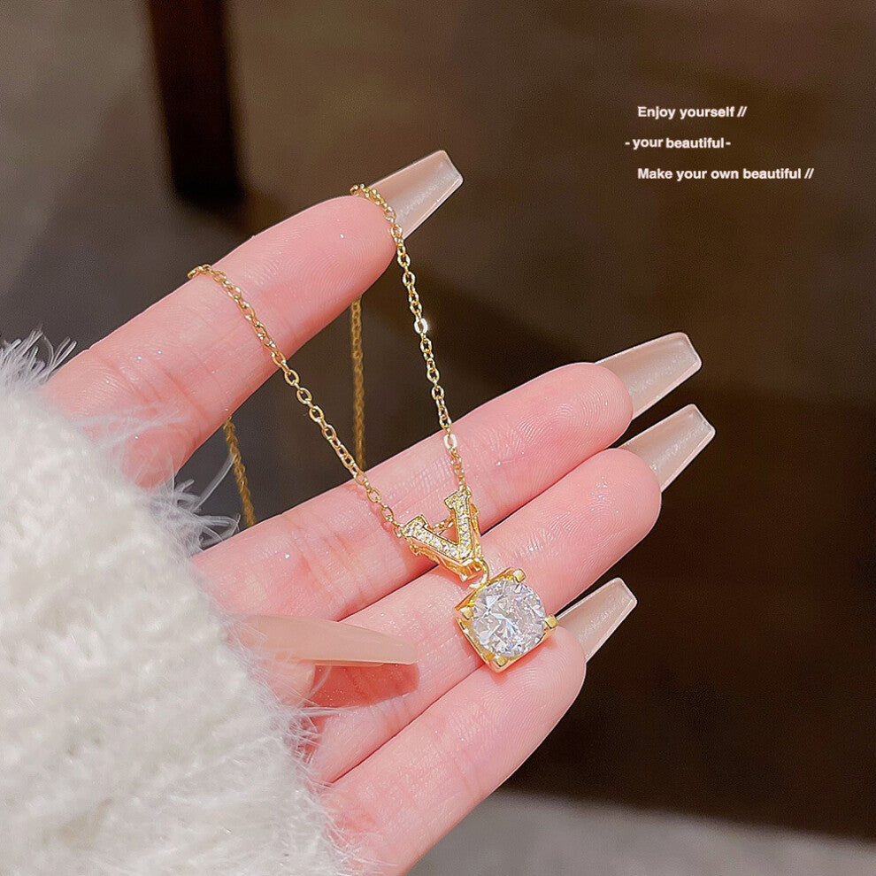 (X037) A versatile and high-end pendant with a niche design and a simple collarbone chain