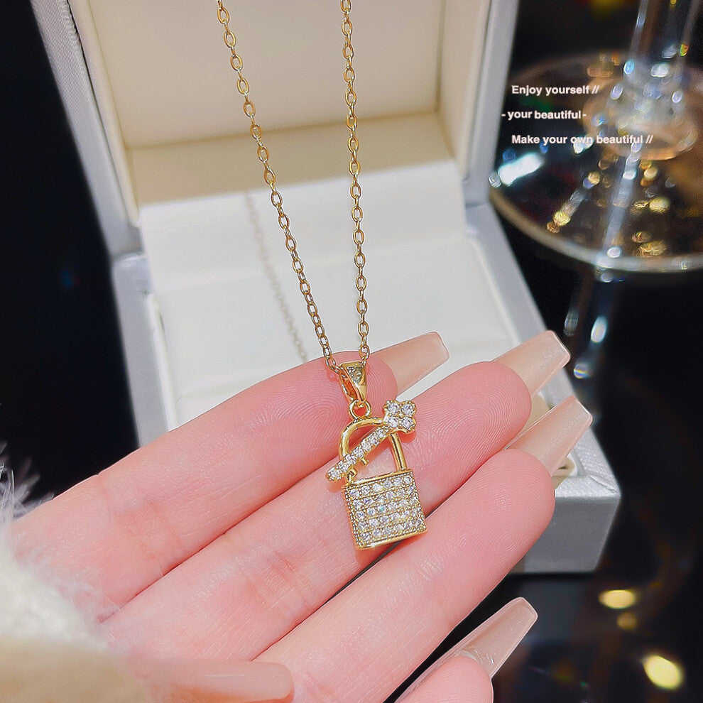 (X041) A versatile and high-end pendant with a niche design and a simple collarbone chain