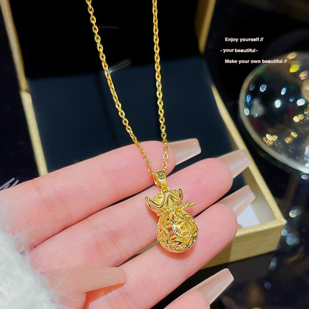 (X043) A versatile and high-end pendant with a niche design and a simple collarbone chain
