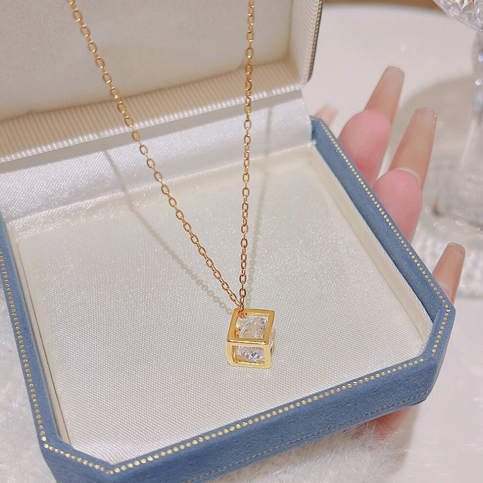 (X045) A versatile and high-end pendant with a niche design and a simple collarbone chain