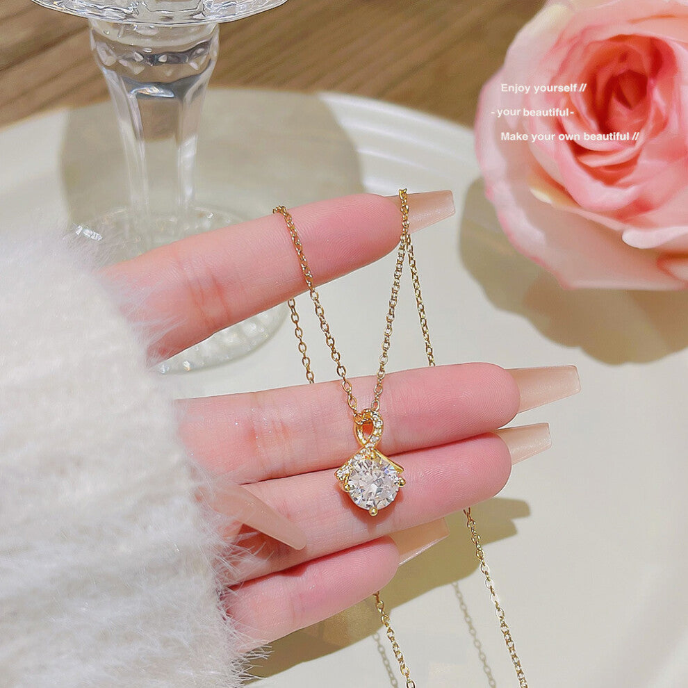 (X046) A versatile and high-end pendant with a niche design and a simple collarbone chain