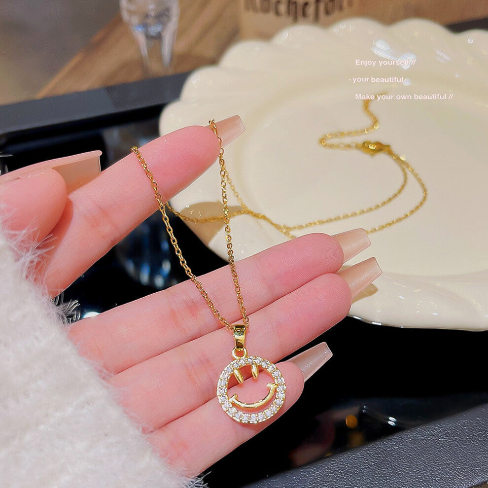 (X047) A versatile and high-end pendant with a niche design and a simple collarbone chain