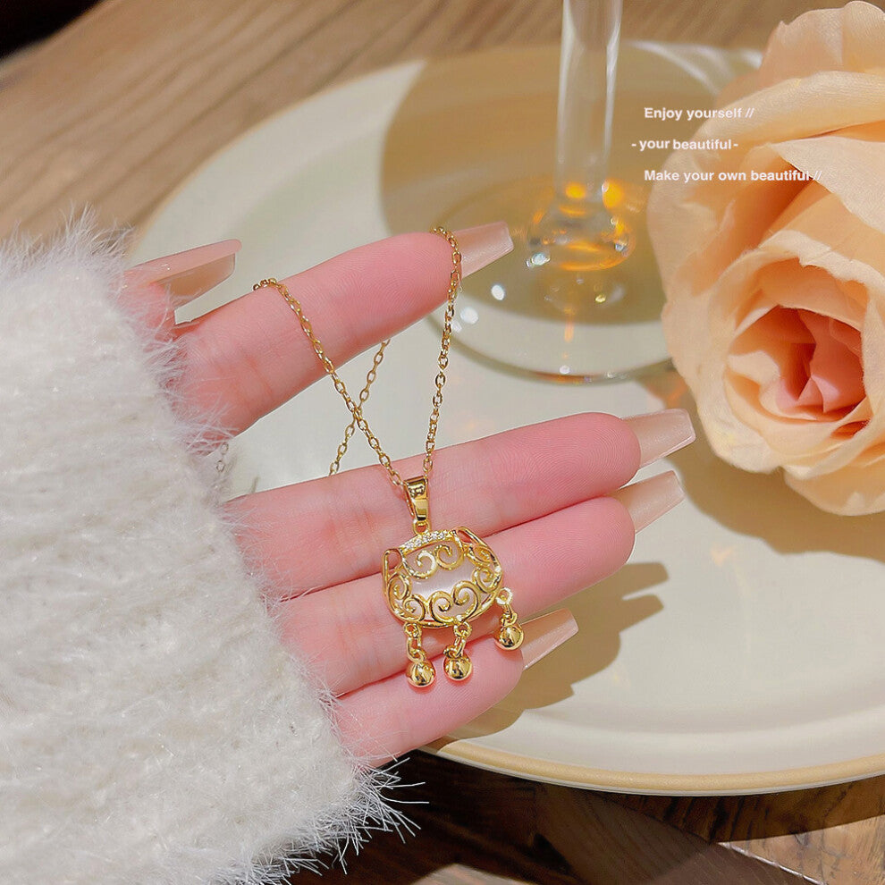 (X054) A versatile and high-end pendant with a niche design and a simple collarbone chain