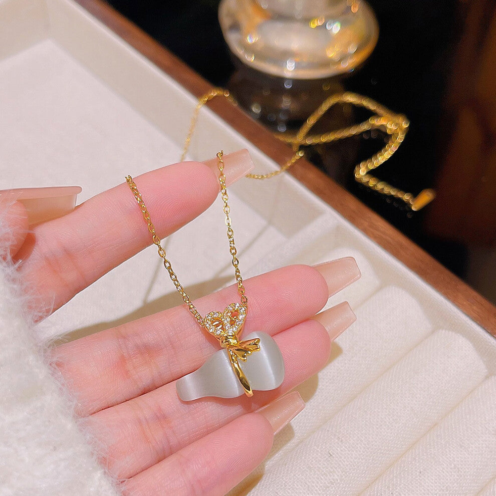 (X061) A versatile and high-end pendant with a niche design and a simple collarbone chain