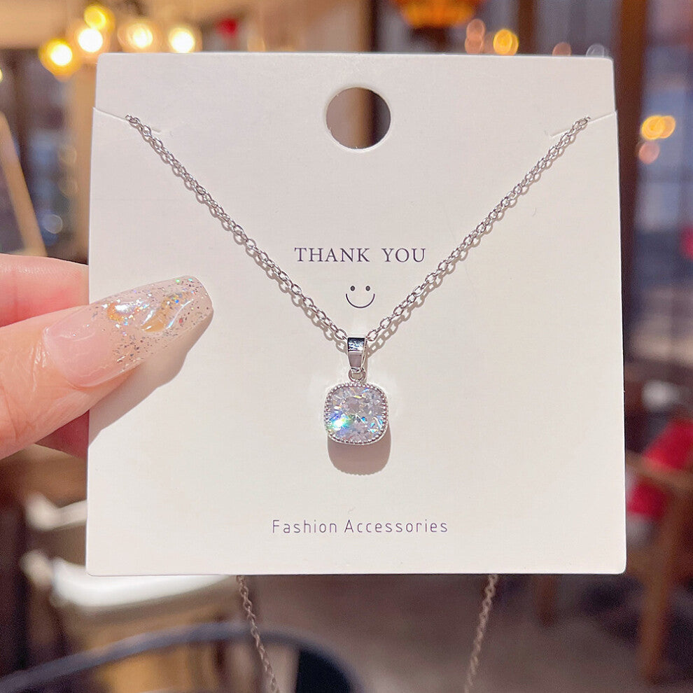 (X062) A versatile and high-end pendant with a niche design and a simple collarbone chain