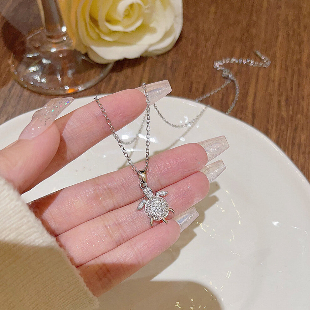 (X102) A versatile and high-end pendant with a niche design and a simple collarbone chain