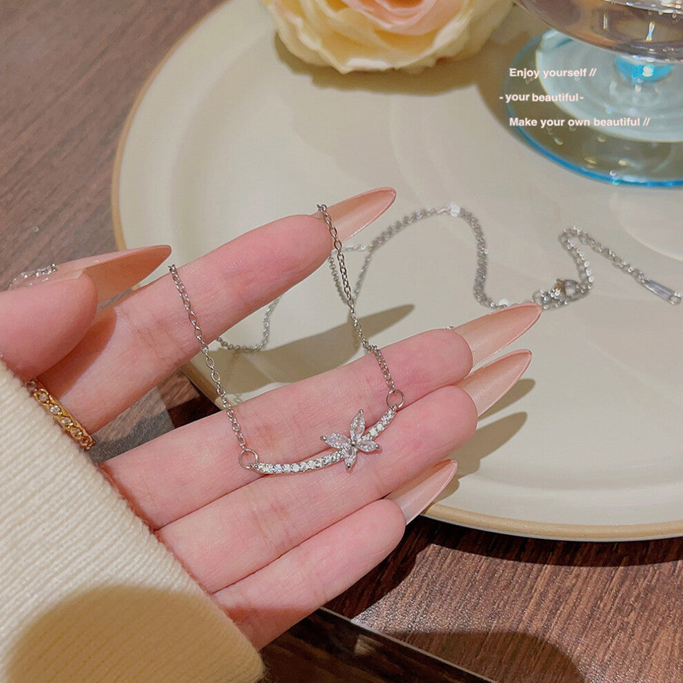 (X135) A versatile and high-end pendant with a niche design and a simple collarbone chain