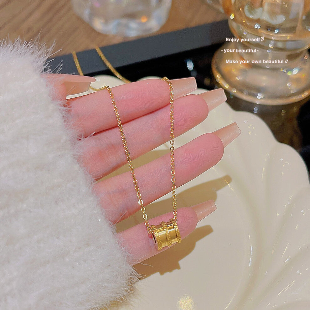 (X137) A versatile and high-end pendant with a niche design and a simple collarbone chain