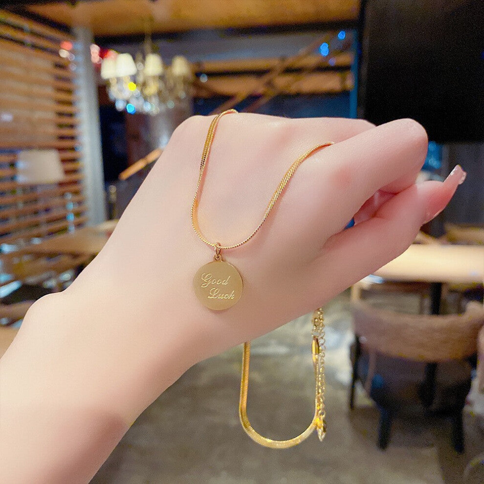 (X139) A versatile and high-end pendant with a niche design and a simple collarbone chain