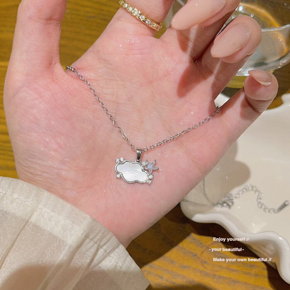 (X223 ) A versatile and high-end pendant with a niche design and a simple collarbone chain