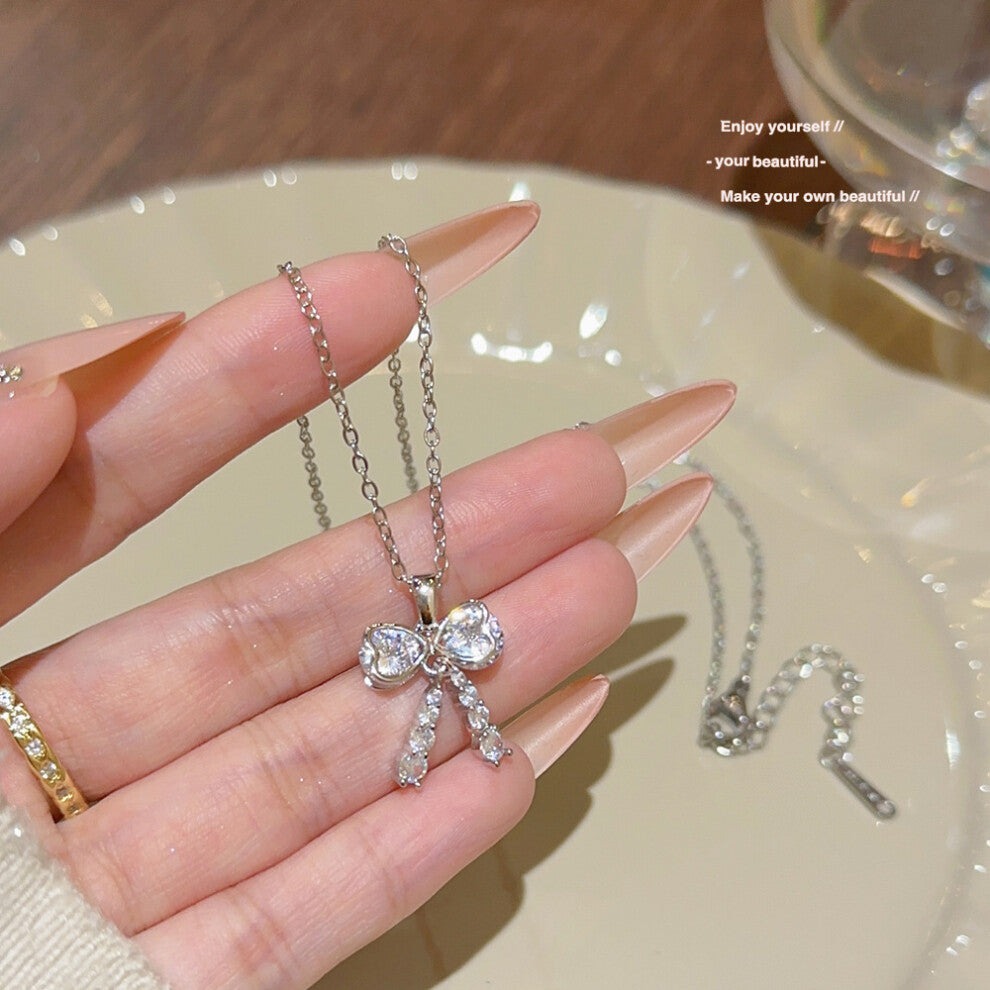 (X458) A versatile and high-end pendant with a niche design and a simple collarbone chain