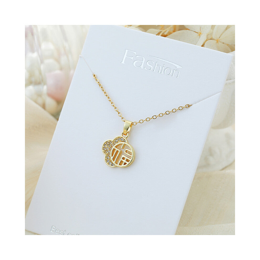 (?X665JB?) A light luxury titanium steel necklace that is versatile for women and exudes a sense of luxury. A pendant with a simple collarbone chain