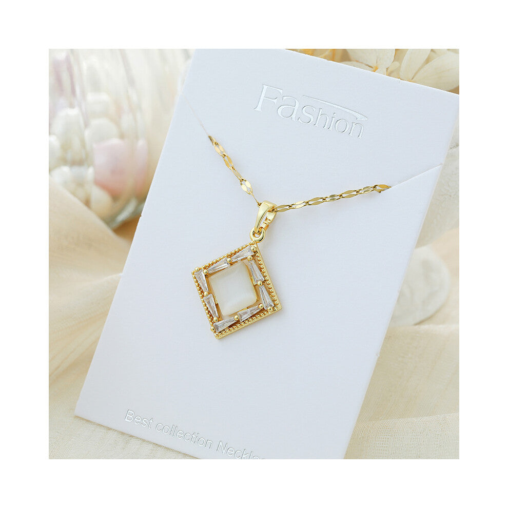 (?X683JB?) A light luxury titanium steel necklace that is versatile for women and exudes a sense of luxury. A pendant with a simple collarbone chain