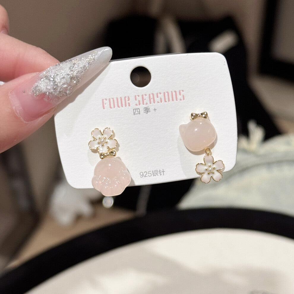 (Cherry blossom cat PAWS are golden) Flower necklace, a niche pink new cat neck chain and collarbone chain, a light luxury and high-end necklace