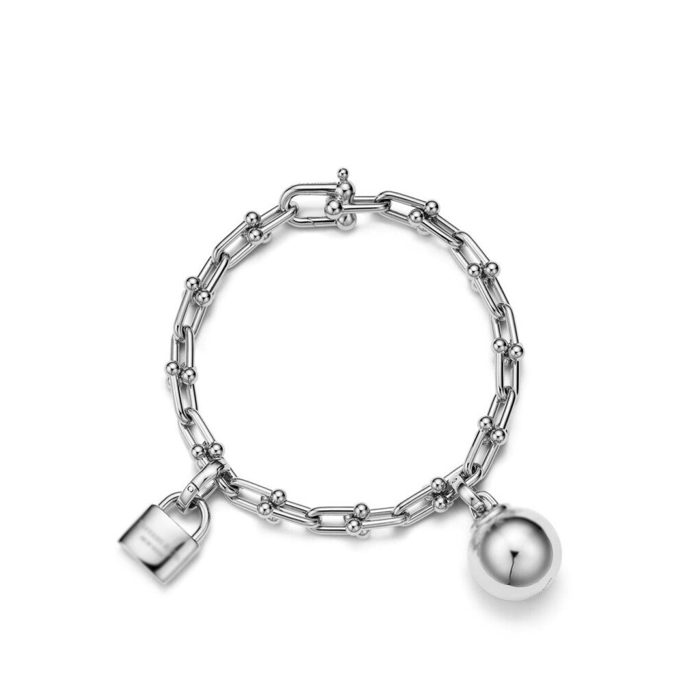 (A white and gold lockhead bracelet with a ball, 16cm) The classic T family horseshoe bracelet, with a fashionable design and diamond-encrusted, is a
