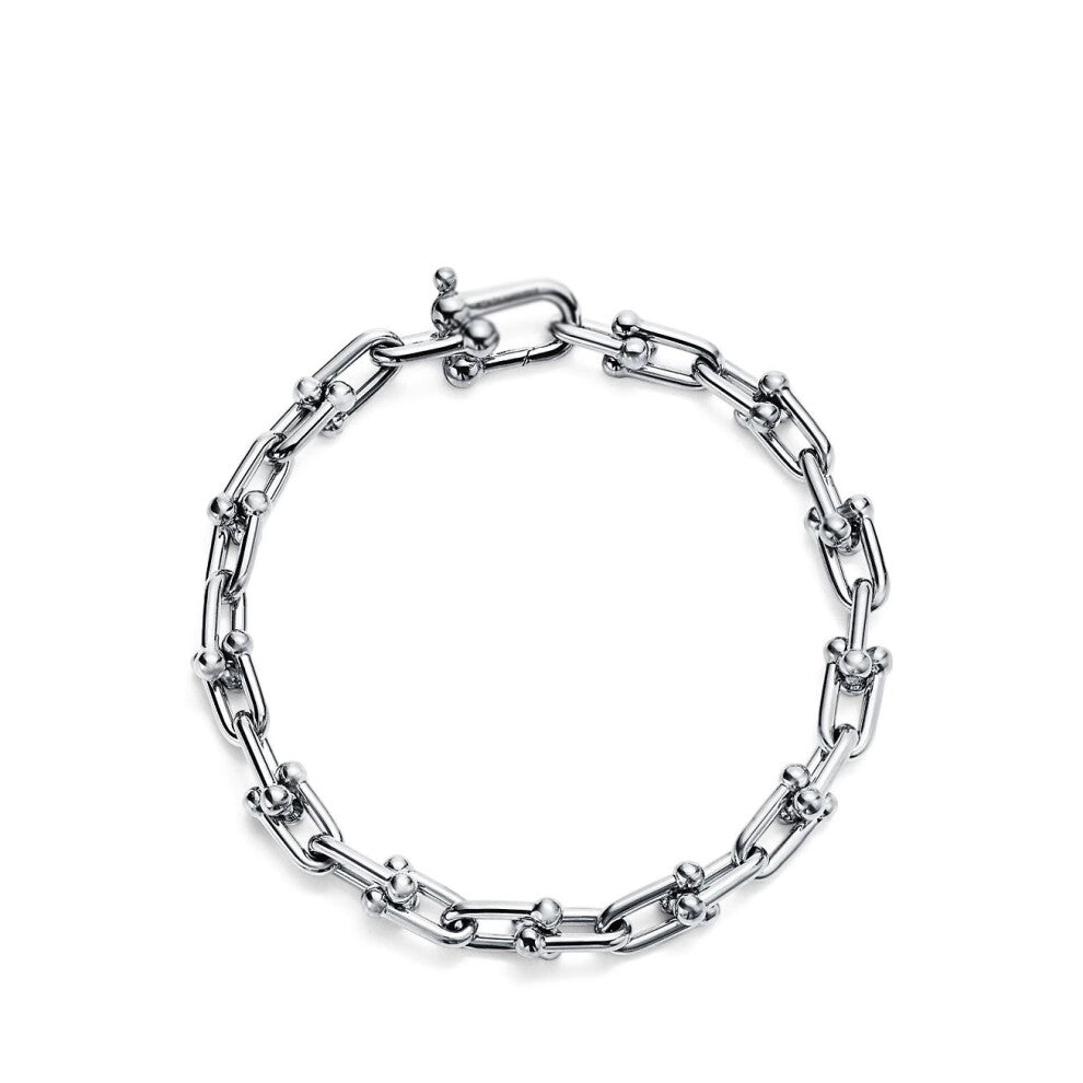 (White and gold small horseshoe bracelet, 21cm) The classic T family horseshoe bracelet, with a fashionable design and diamond-encrusted, is a light l