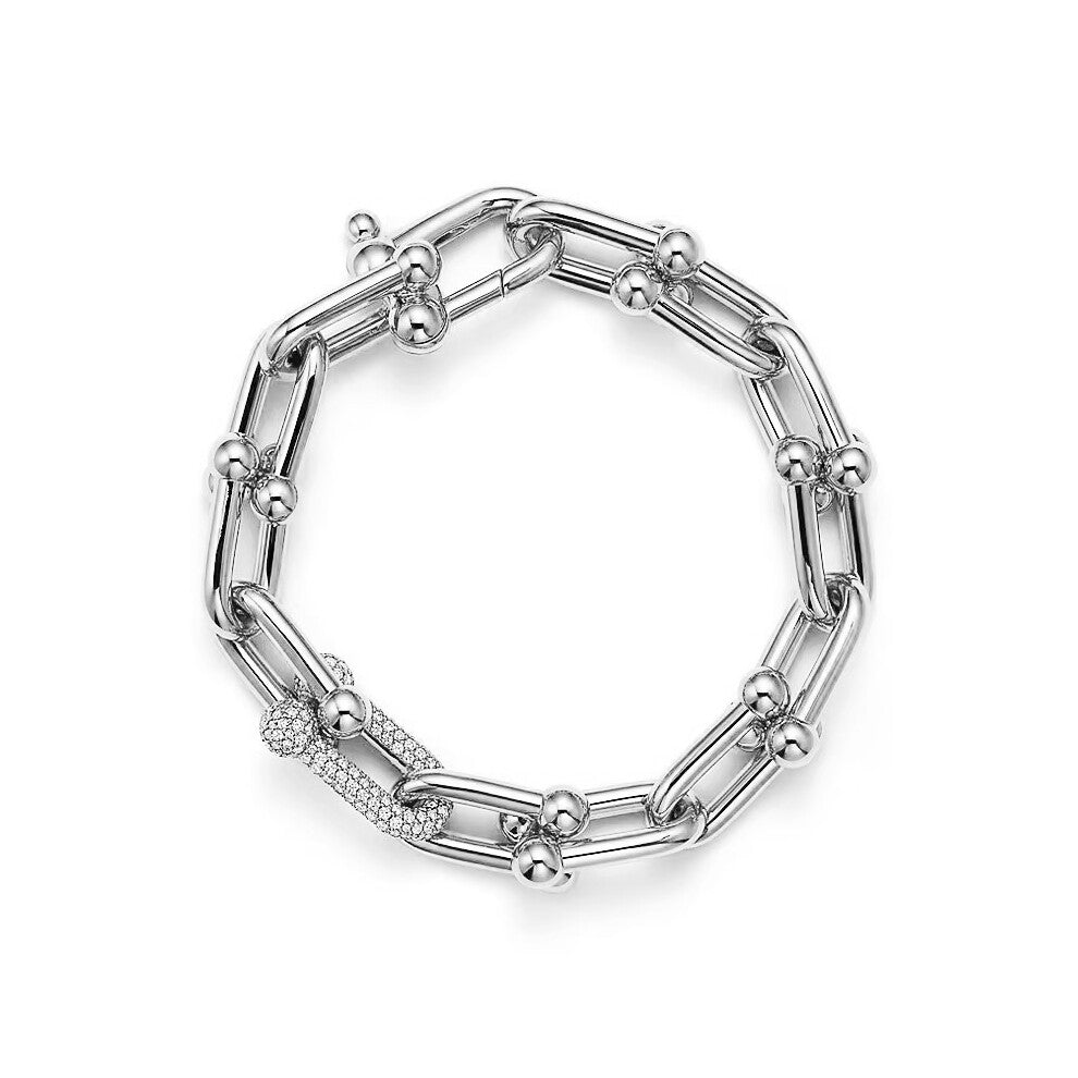 (A medium-sized white gold hoof bracelet with diamonds, 16cm) The classic T family horseshoe bracelet, with a fashionable design and diamond-encrusted
