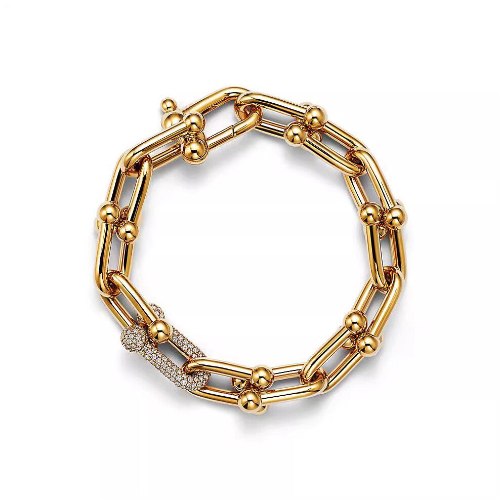 (A medium-sized golden horseshoe bracelet with diamonds, 21cm) The classic T family horseshoe bracelet, with a fashionable design and diamond-encruste