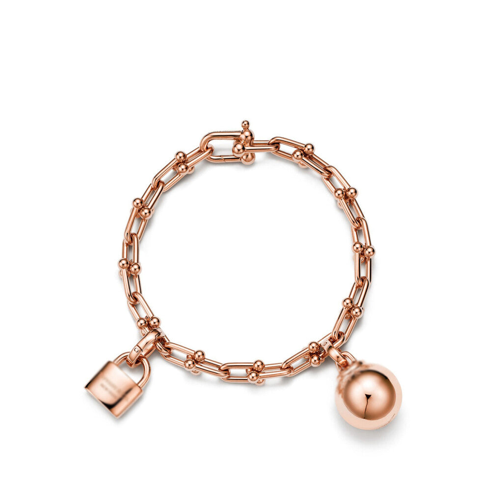 (Rose gold lock with a ball bracelet, 21cm) The classic T family horseshoe bracelet, with a fashionable design and diamond-encrusted, is a light luxur