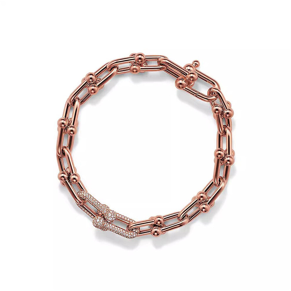 (Rose gold small horseshoe double diamond bracelet, 18cm) The classic T family horseshoe bracelet, with a fashionable design and diamond-encrusted, is