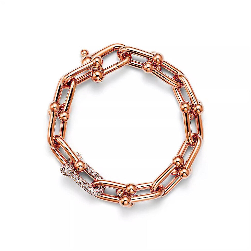 (Rose gold medium-sized horseshoe bracelet with diamonds, 21cm) The classic T family horseshoe bracelet, with a fashionable design and diamond-encrust