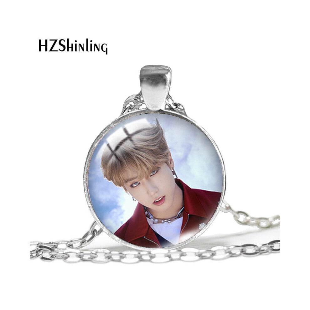 (YXL223) Stray Kids Dazzling Chain Necklace With Unique Geometric Style And Organic Detailing Glass