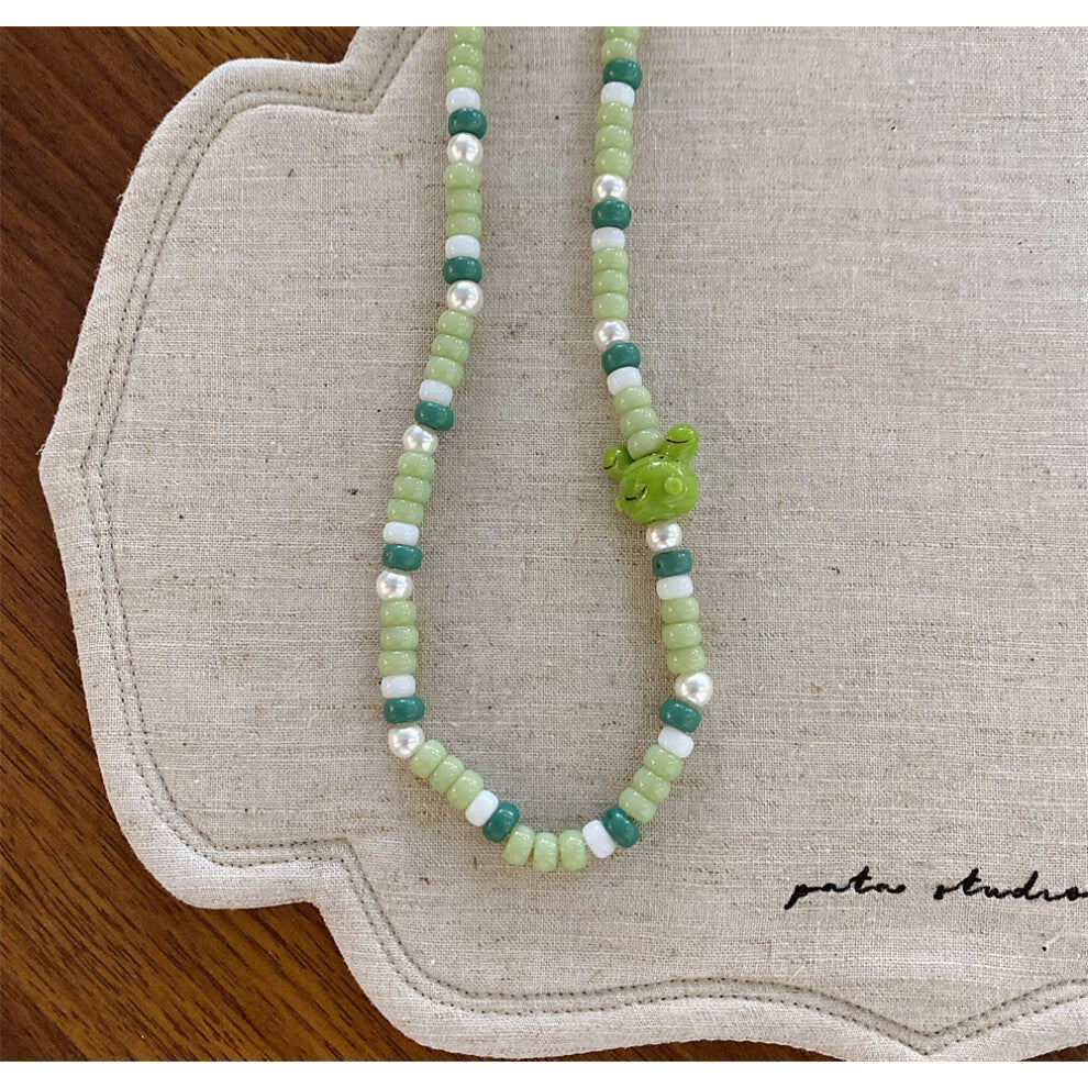 (Green Frog Beaded Necklace) New yellow-green heart beaded necklace fashionable niche design clavicle chain versatile necklace for women