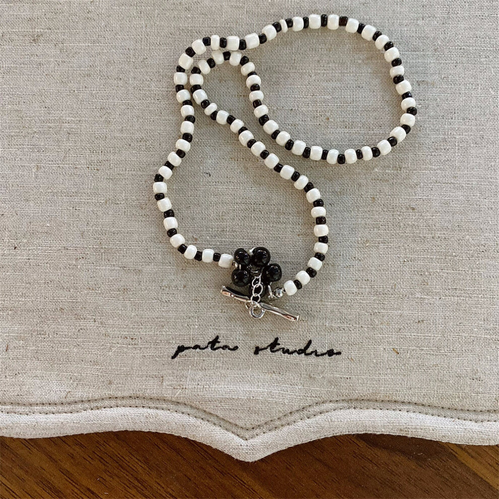 (Black and white beaded hollow flower necklace) New dopamine colored stone beaded necklace fashionable niche design clavicle chain versatile necklace