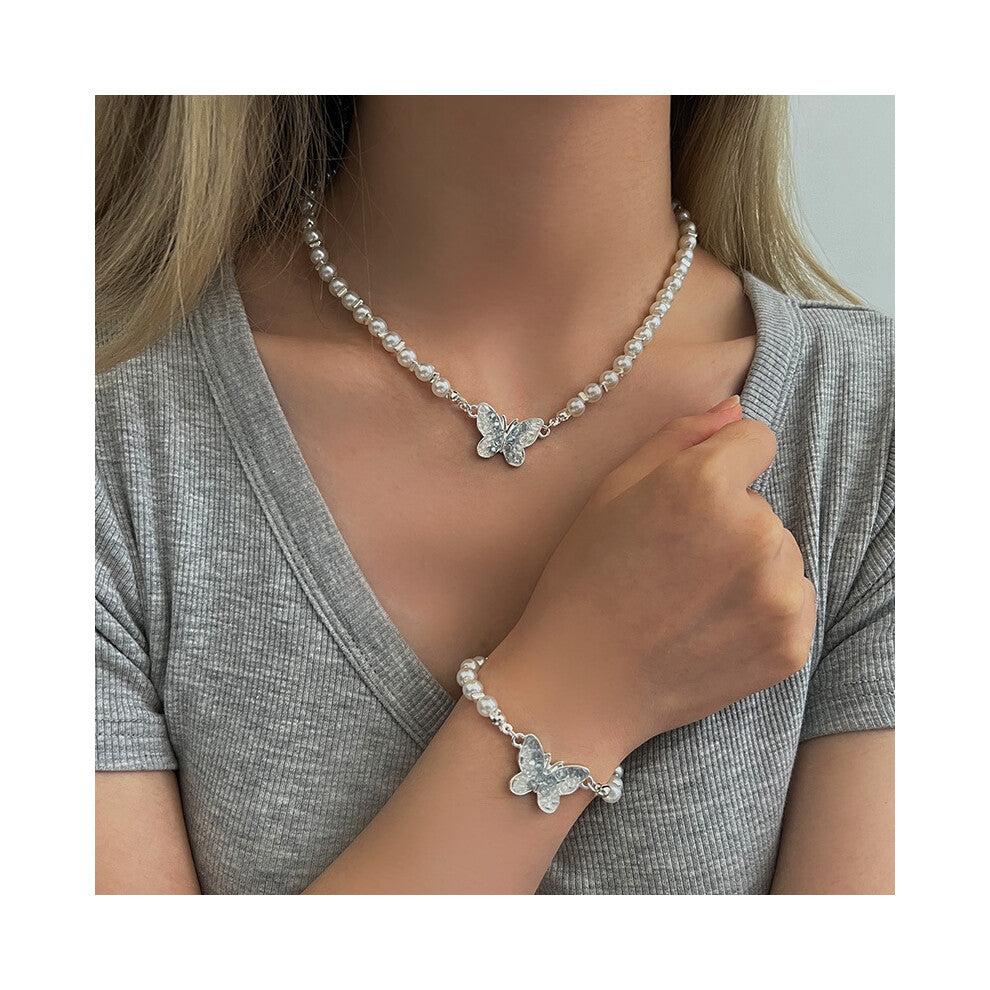 (MY31960) Ins-style pearl necklace, a versatile and niche design for women, exudes a sense of high-end luxury. Collarbone chain, heart-shaped pendant