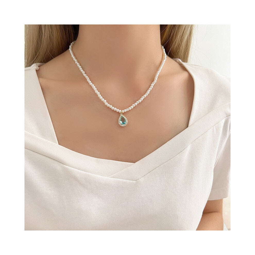 (MY32808) Ins-style pearl necklace, a versatile and niche design for women, exudes a sense of high-end luxury. Collarbone chain, heart-shaped pendant