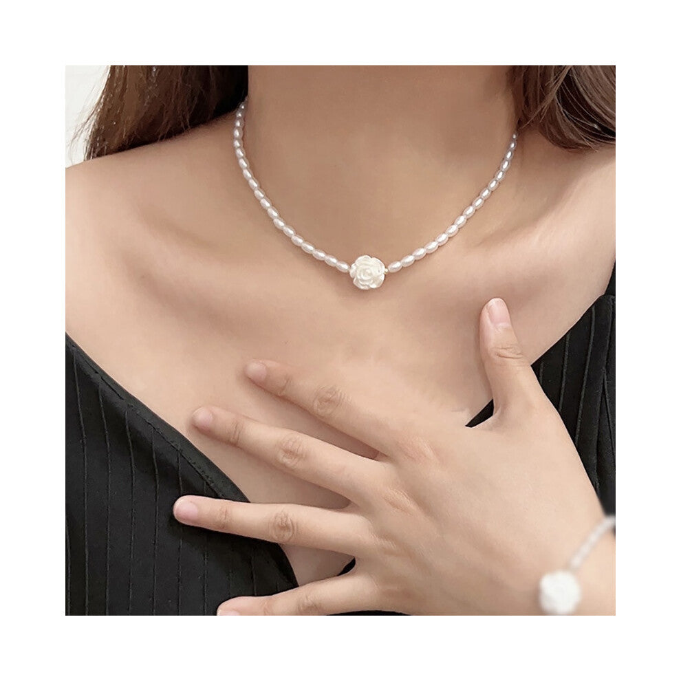(MY36827) Ins-style pearl necklace, a versatile and niche design for women, exudes a sense of high-end luxury. Collarbone chain, heart-shaped pendant