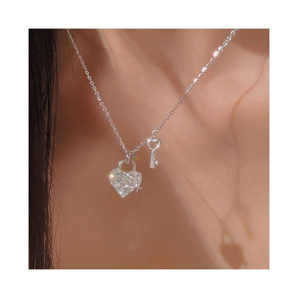 (TXL309) A fashionable and high-end necklace with an ins design for women, sweet and versatile collarbone chain