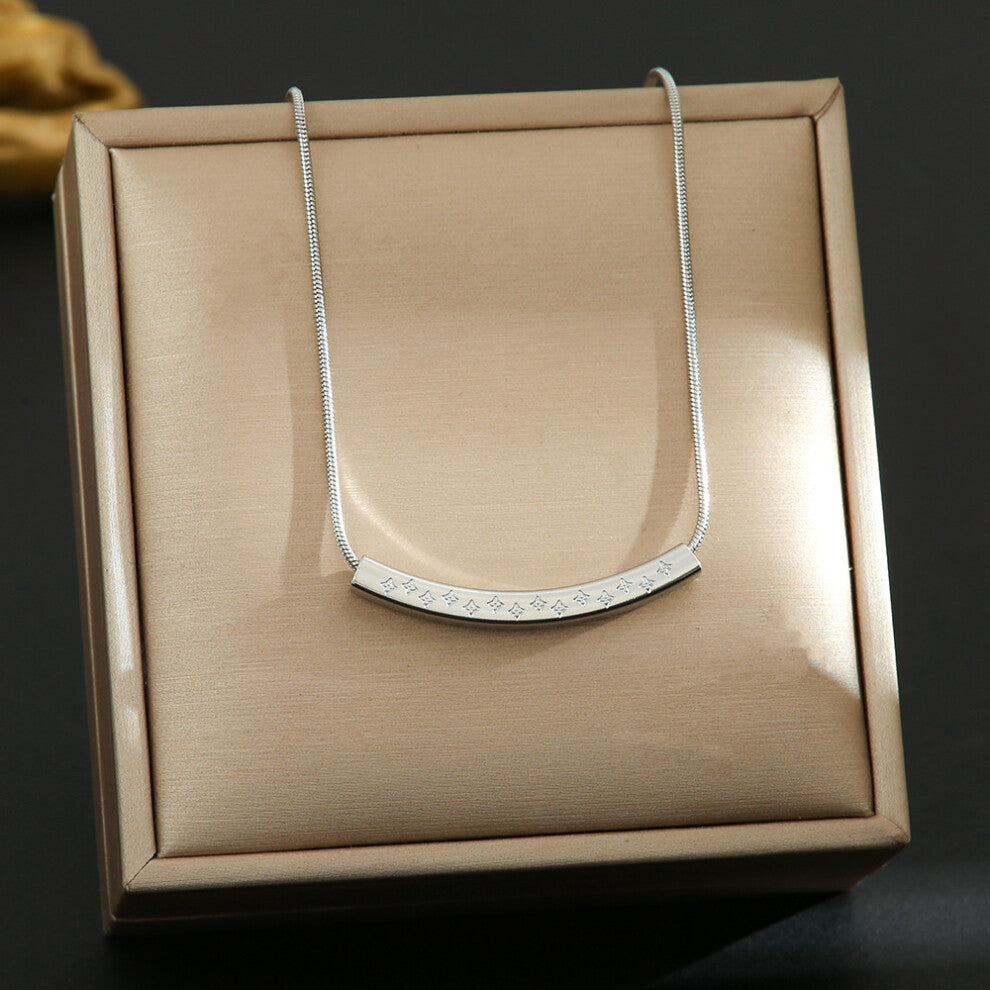 (D) A full-body titanium steel necklace, a fashionable and personalized 18K gold electroplated collarbone chain accessory for women