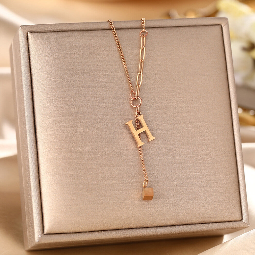 (F) A full-body titanium steel necklace, a fashionable and personalized 18K gold electroplated collarbone chain accessory for women