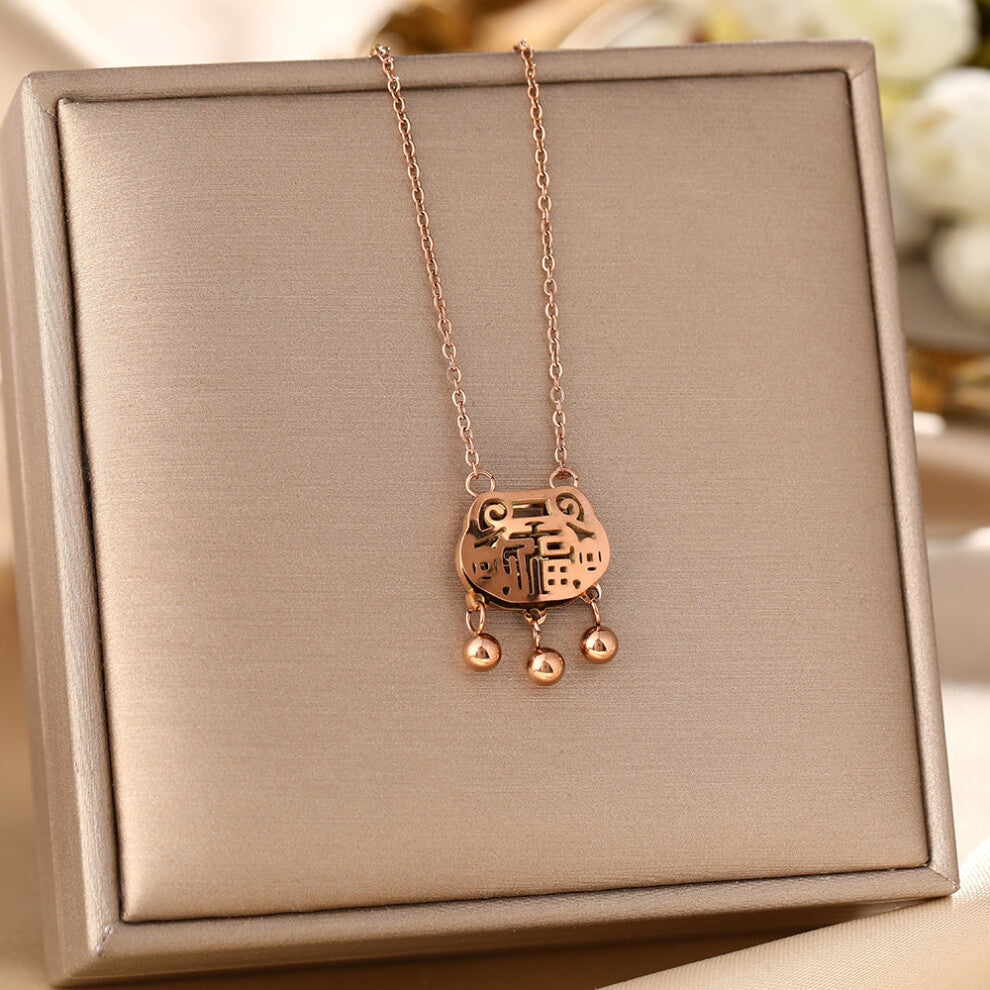 (K) A full-body titanium steel necklace, a fashionable and personalized 18K gold electroplated collarbone chain accessory for women