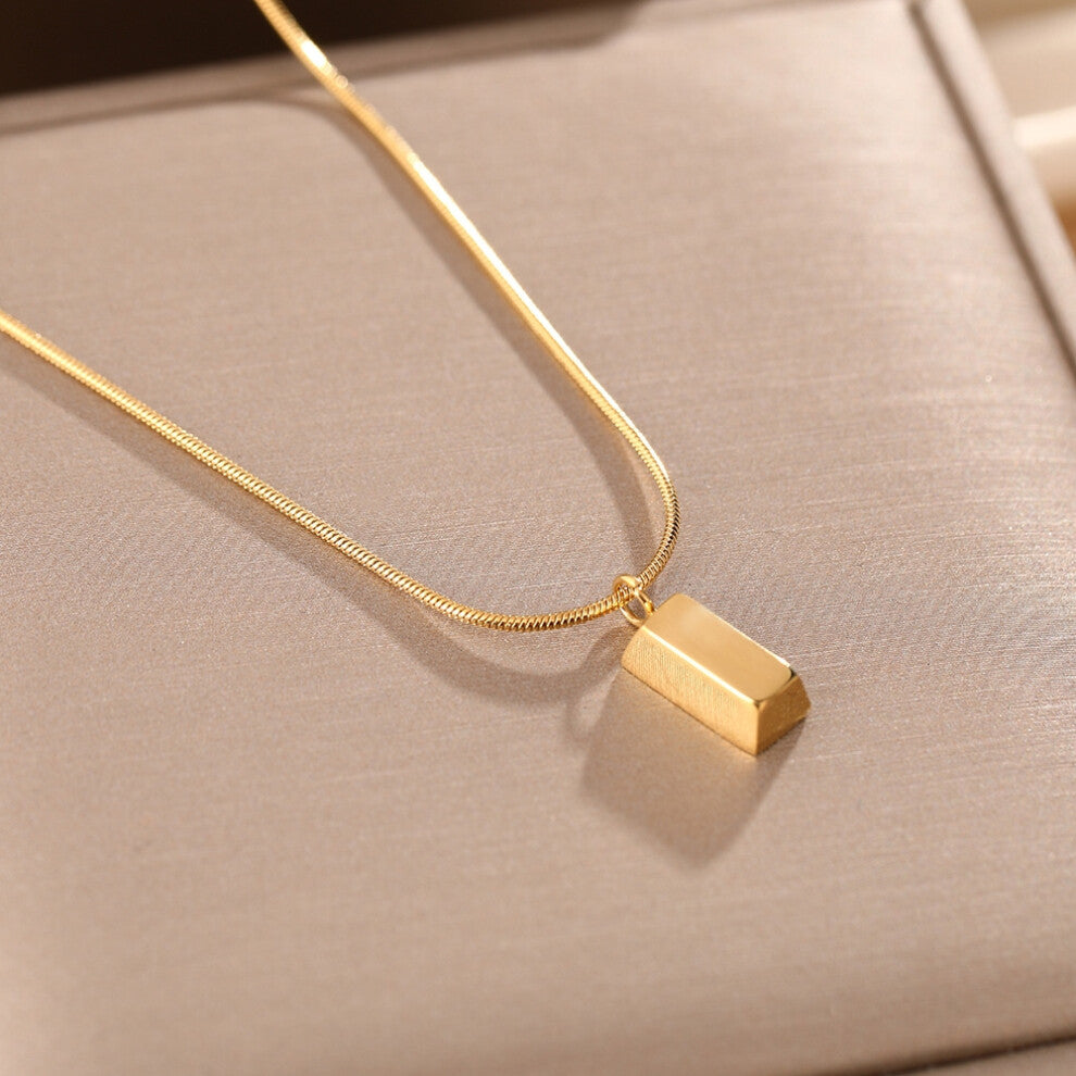 (S) A full-body titanium steel necklace, a fashionable and personalized 18K gold electroplated collarbone chain accessory for women