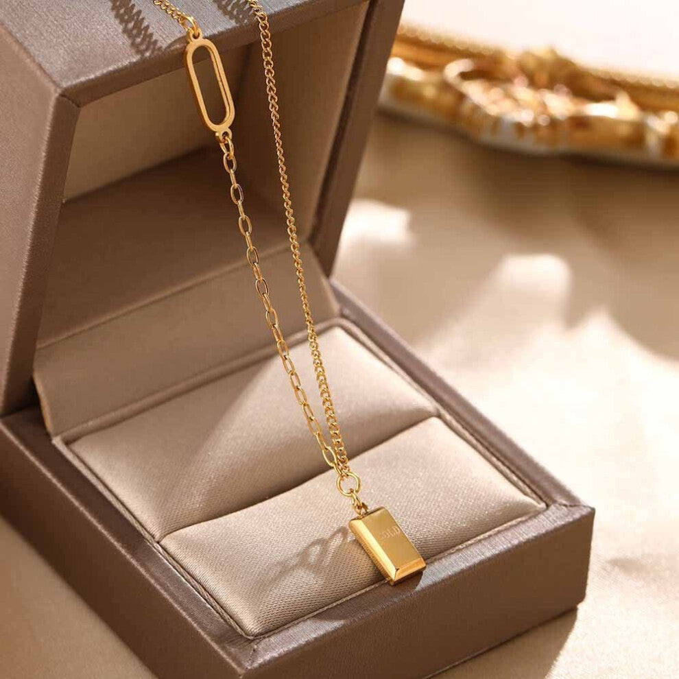 (CC) A full-body titanium steel necklace, a fashionable and personalized 18K gold electroplated collarbone chain accessory for women
