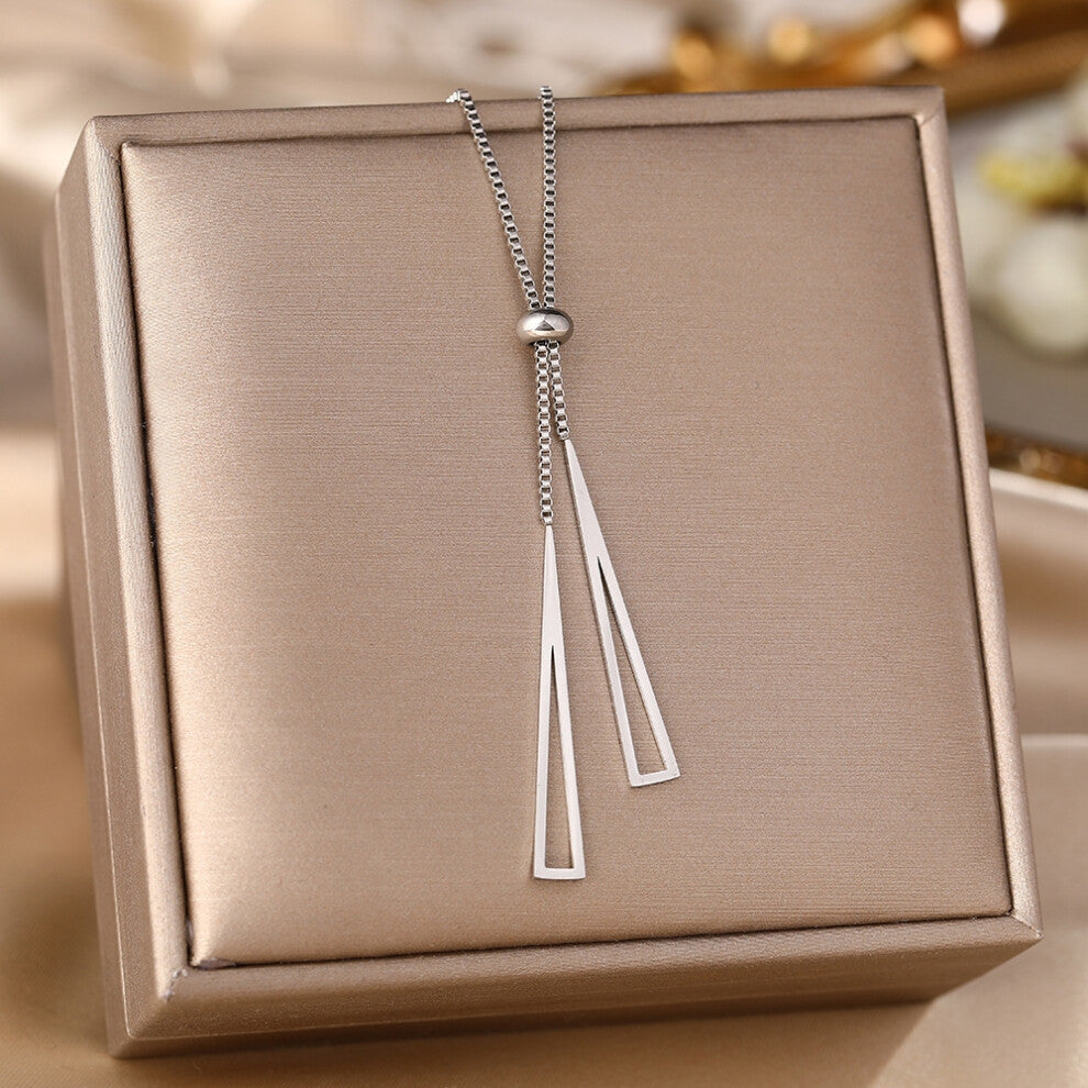 (LL) A full-body titanium steel necklace, a fashionable and personalized 18K gold electroplated collarbone chain accessory for women