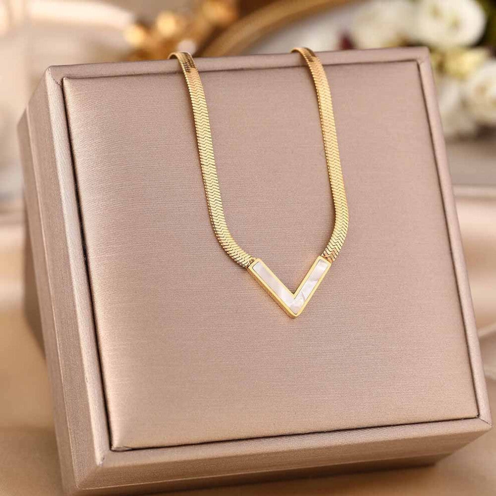 (OO) A full-body titanium steel necklace, a fashionable and personalized 18K gold electroplated collarbone chain accessory for women