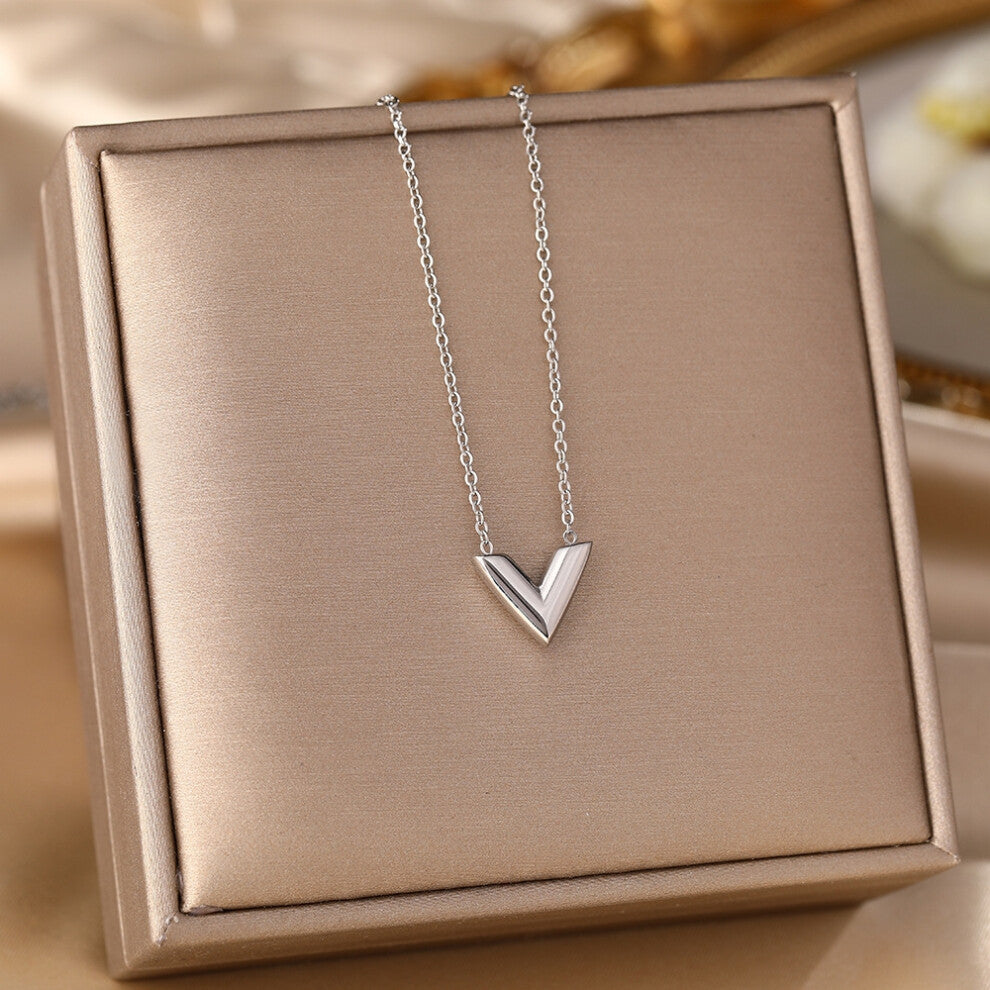 (YY) A full-body titanium steel necklace, a fashionable and personalized 18K gold electroplated collarbone chain accessory for women