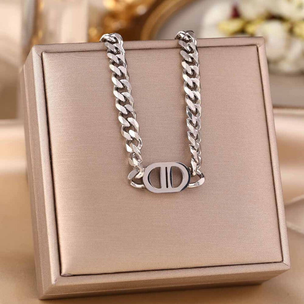 (CCC) A full-body titanium steel necklace, a fashionable and personalized 18K gold electroplated collarbone chain accessory for women