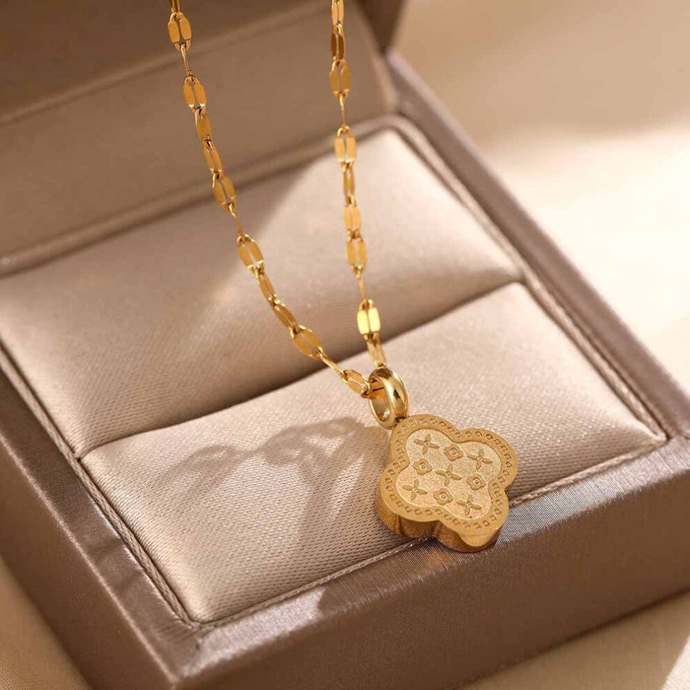 (BBBB) A full-body titanium steel necklace, a fashionable and personalized 18K gold electroplated collarbone chain accessory for women