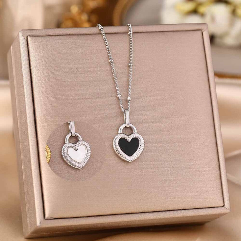 (DDDD) A full-body titanium steel necklace, a fashionable and personalized 18K gold electroplated collarbone chain accessory for women