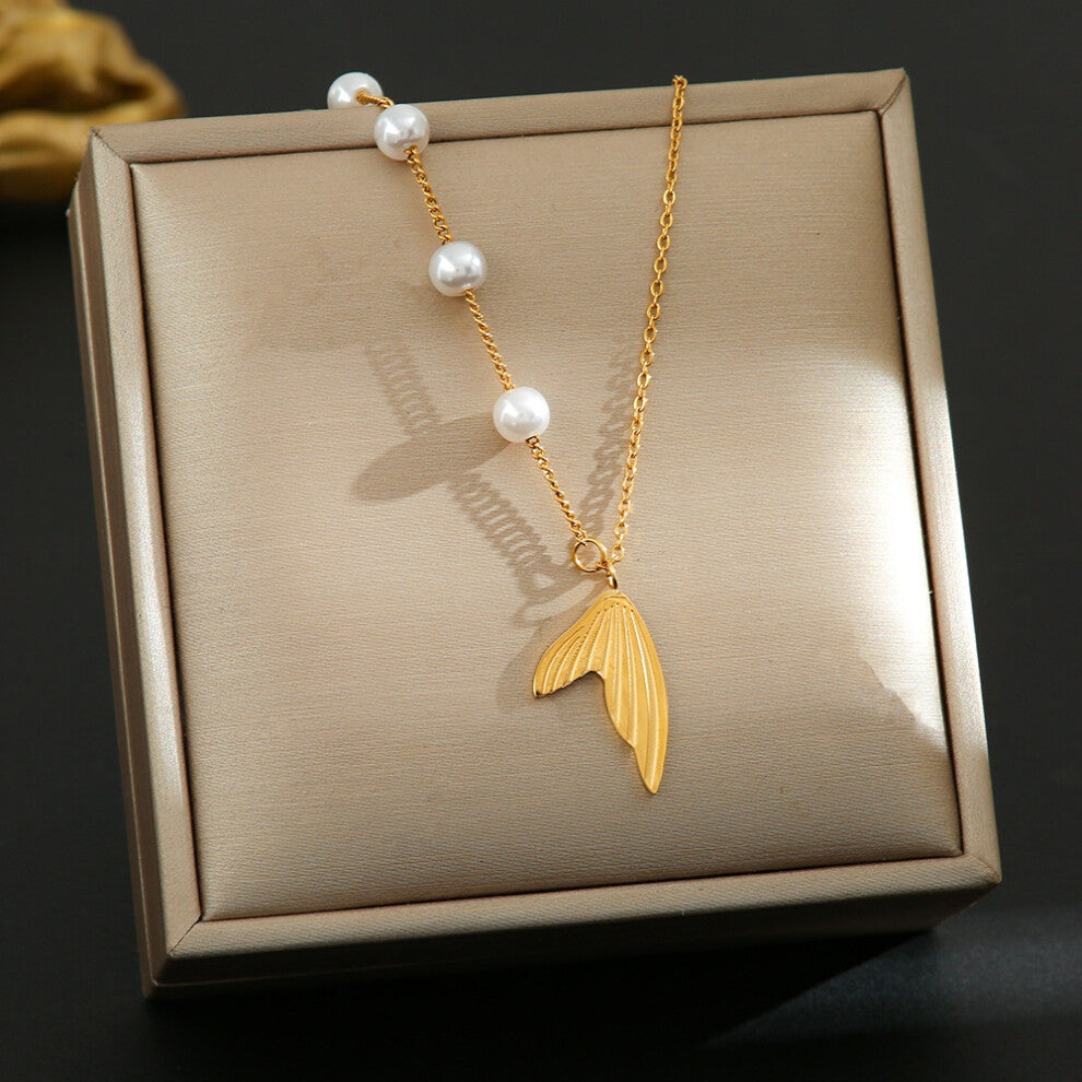 (AB) A full-body titanium steel necklace, a fashionable and personalized 18K gold electroplated collarbone chain accessory for women